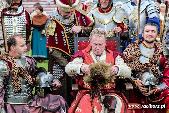 Zdjęcie w galerii na portalu naszraciborz.pl: Daniel Olbrychski jako król Jan III Sobieski na przemarszu z okazji Dni Raciborza wiadomości z regionu