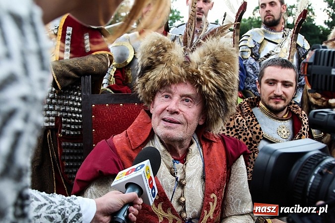 Zdjęcie w galerii na portalu naszraciborz.pl: Daniel Olbrychski jako król Jan III Sobieski na przemarszu z okazji Dni Raciborza wiadomości z regionu