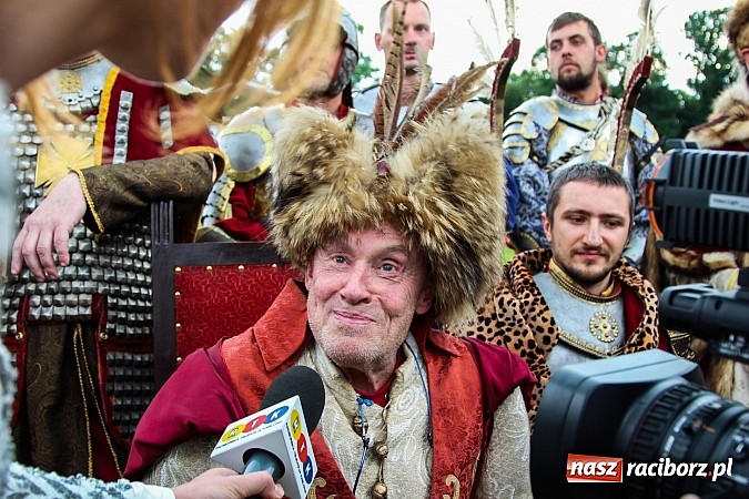 Zdjęcie w galerii na portalu naszraciborz.pl: Daniel Olbrychski jako król Jan III Sobieski na przemarszu z okazji Dni Raciborza wiadomości z regionu