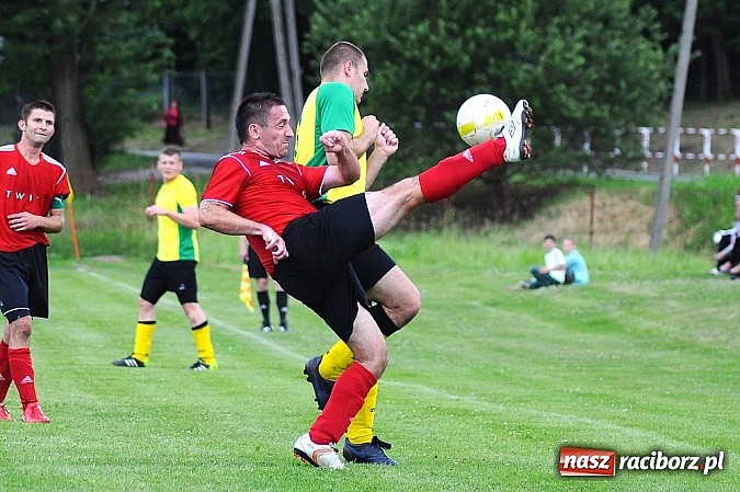 Zdjęcie w galerii na portalu naszraciborz.pl: Brzezie przegrało w Czernicy. Awans Zameczka do A klasy wiadomości z regionu