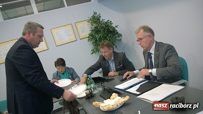 Zdjęcie w galerii na portalu naszraciborz.pl: Słodkie pożegnanie przewodniczącego Mandrysza wiadomości z regionu