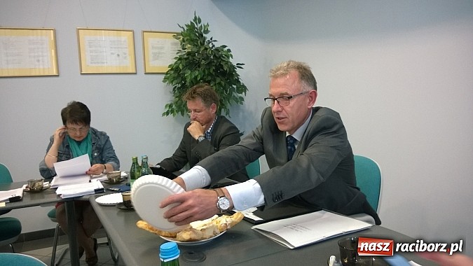 Zdjęcie w galerii na portalu naszraciborz.pl: Słodkie pożegnanie przewodniczącego Mandrysza wiadomości z regionu