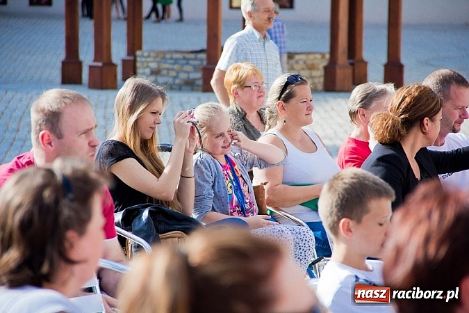 Zdjęcie w galerii na portalu naszraciborz.pl: Wychowankowie MDK na zamkowej scenie wiadomości z regionu