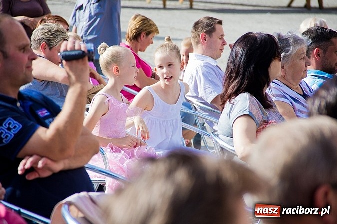 Zdjęcie w galerii na portalu naszraciborz.pl: Wychowankowie MDK na zamkowej scenie wiadomości z regionu