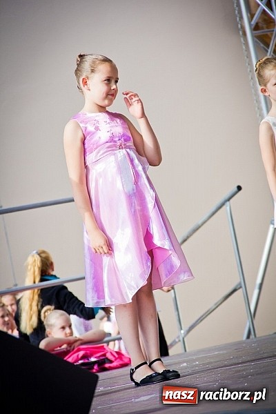 Zdjęcie w galerii na portalu naszraciborz.pl: Wychowankowie MDK na zamkowej scenie wiadomości z regionu