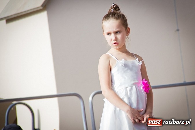 Zdjęcie w galerii na portalu naszraciborz.pl: Wychowankowie MDK na zamkowej scenie wiadomości z regionu