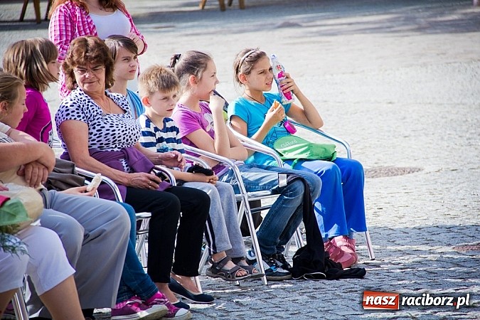Zdjęcie w galerii na portalu naszraciborz.pl: Wychowankowie MDK na zamkowej scenie wiadomości z regionu