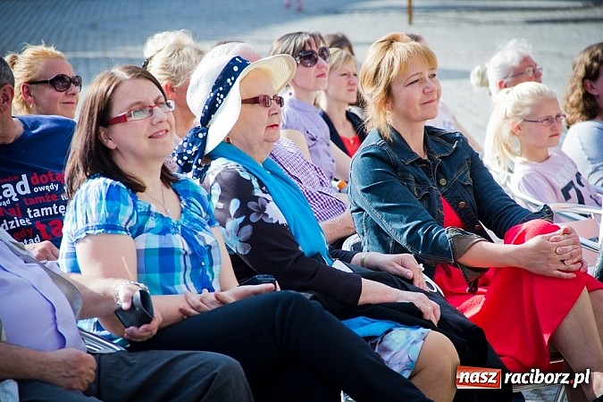 Zdjęcie w galerii na portalu naszraciborz.pl: Wychowankowie MDK na zamkowej scenie wiadomości z regionu