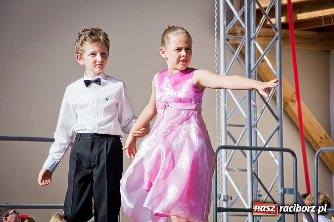 Zdjęcie w galerii na portalu naszraciborz.pl: Wychowankowie MDK na zamkowej scenie wiadomości z regionu