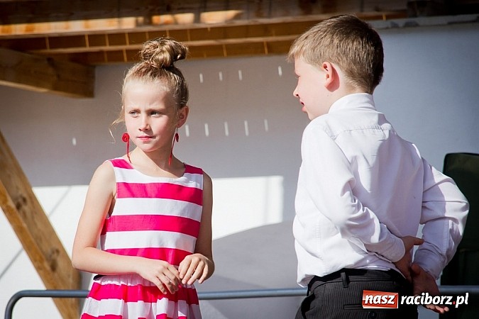 Zdjęcie w galerii na portalu naszraciborz.pl: Wychowankowie MDK na zamkowej scenie wiadomości z regionu