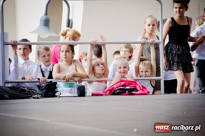 Zdjęcie w galerii na portalu naszraciborz.pl: Wychowankowie MDK na zamkowej scenie wiadomości z regionu