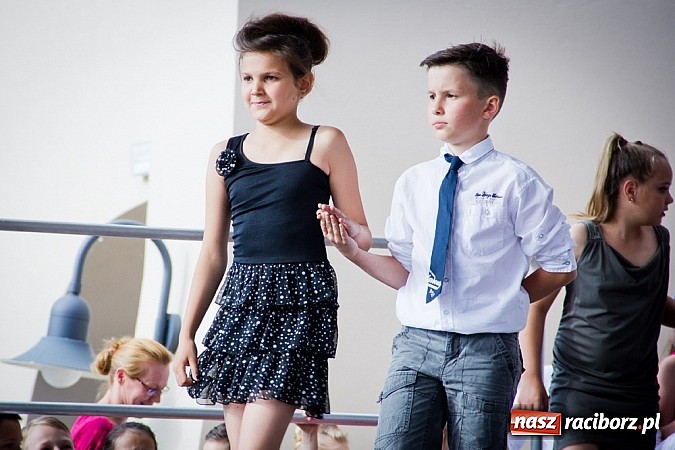 Zdjęcie w galerii na portalu naszraciborz.pl: Wychowankowie MDK na zamkowej scenie wiadomości z regionu