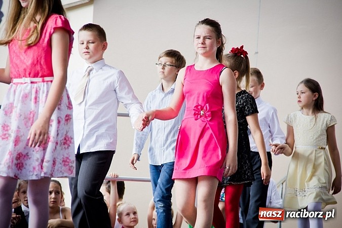 Zdjęcie w galerii na portalu naszraciborz.pl: Wychowankowie MDK na zamkowej scenie wiadomości z regionu