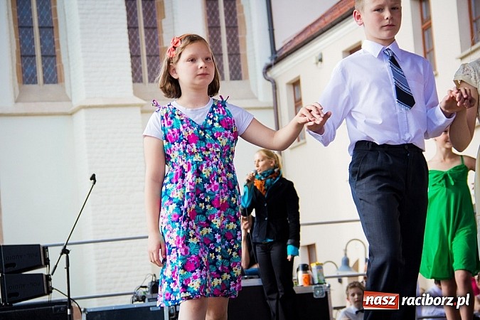 Zdjęcie w galerii na portalu naszraciborz.pl: Wychowankowie MDK na zamkowej scenie wiadomości z regionu