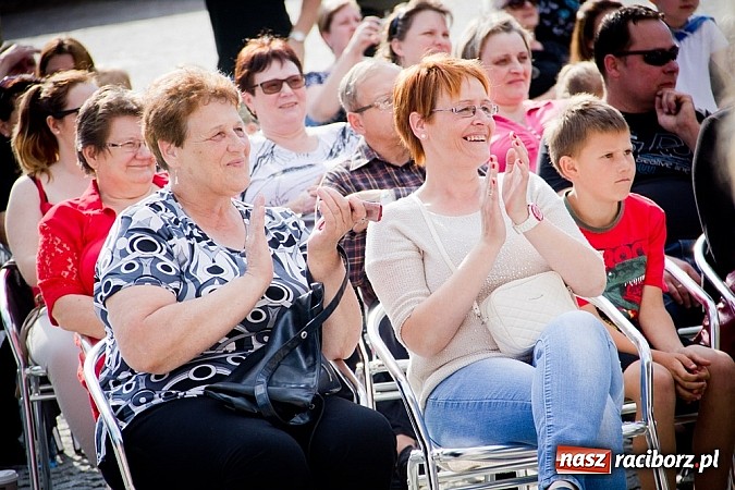 Zdjęcie w galerii na portalu naszraciborz.pl: Wychowankowie MDK na zamkowej scenie wiadomości z regionu