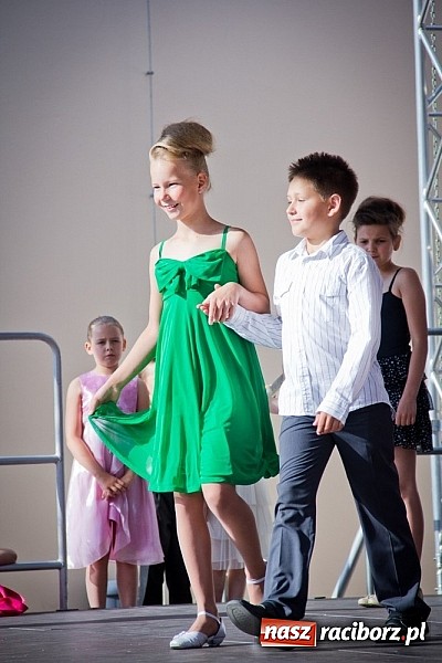 Zdjęcie w galerii na portalu naszraciborz.pl: Wychowankowie MDK na zamkowej scenie wiadomości z regionu