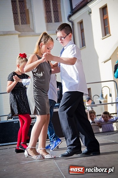 Zdjęcie w galerii na portalu naszraciborz.pl: Wychowankowie MDK na zamkowej scenie wiadomości z regionu