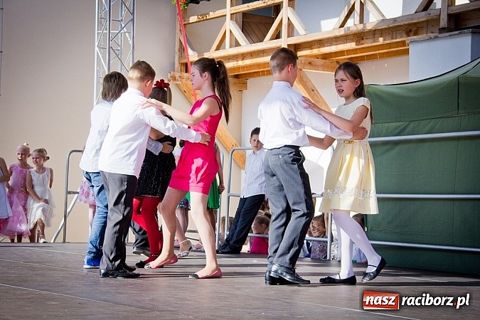 Zdjęcie w galerii na portalu naszraciborz.pl: Wychowankowie MDK na zamkowej scenie wiadomości z regionu