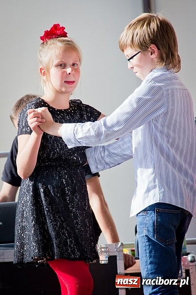 Zdjęcie w galerii na portalu naszraciborz.pl: Wychowankowie MDK na zamkowej scenie wiadomości z regionu