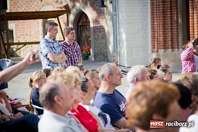 Zdjęcie w galerii na portalu naszraciborz.pl: Wychowankowie MDK na zamkowej scenie wiadomości z regionu