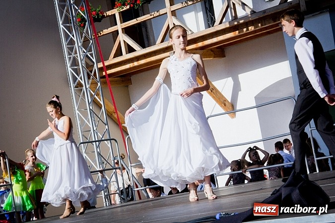 Zdjęcie w galerii na portalu naszraciborz.pl: Wychowankowie MDK na zamkowej scenie wiadomości z regionu