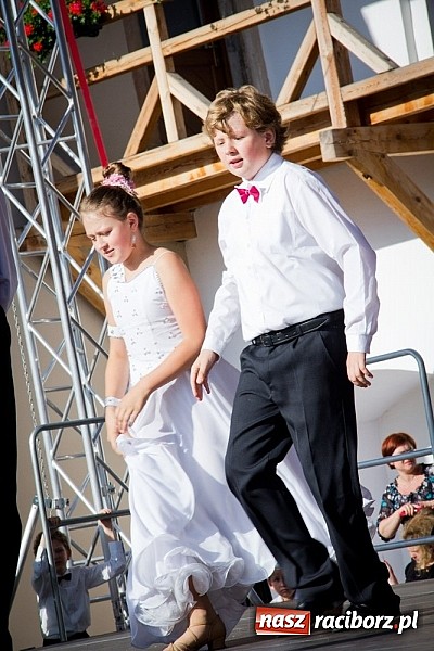 Zdjęcie w galerii na portalu naszraciborz.pl: Wychowankowie MDK na zamkowej scenie wiadomości z regionu