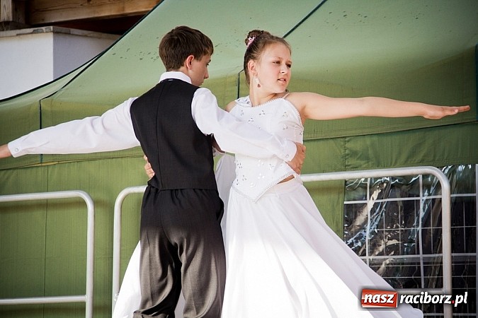 Zdjęcie w galerii na portalu naszraciborz.pl: Wychowankowie MDK na zamkowej scenie wiadomości z regionu