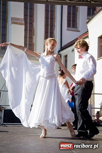 Zdjęcie w galerii na portalu naszraciborz.pl: Wychowankowie MDK na zamkowej scenie wiadomości z regionu