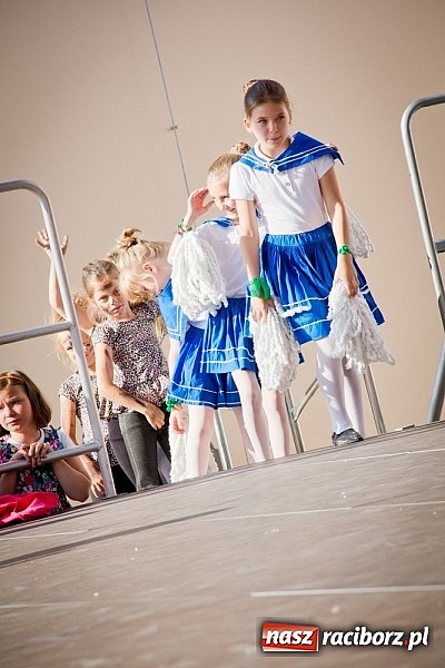 Zdjęcie w galerii na portalu naszraciborz.pl: Wychowankowie MDK na zamkowej scenie wiadomości z regionu