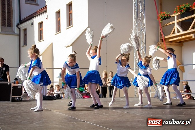 Zdjęcie w galerii na portalu naszraciborz.pl: Wychowankowie MDK na zamkowej scenie wiadomości z regionu