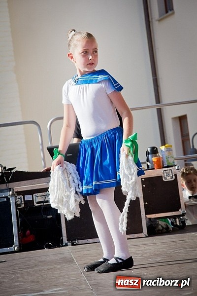 Zdjęcie w galerii na portalu naszraciborz.pl: Wychowankowie MDK na zamkowej scenie wiadomości z regionu