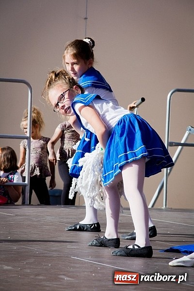 Zdjęcie w galerii na portalu naszraciborz.pl: Wychowankowie MDK na zamkowej scenie wiadomości z regionu