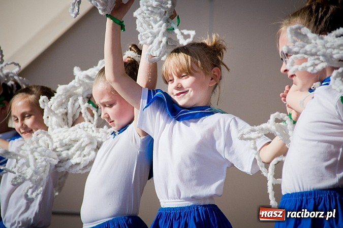 Zdjęcie w galerii na portalu naszraciborz.pl: Wychowankowie MDK na zamkowej scenie wiadomości z regionu