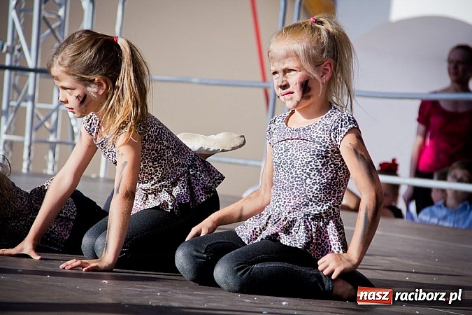 Zdjęcie w galerii na portalu naszraciborz.pl: Wychowankowie MDK na zamkowej scenie wiadomości z regionu