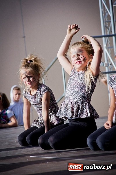 Zdjęcie w galerii na portalu naszraciborz.pl: Wychowankowie MDK na zamkowej scenie wiadomości z regionu