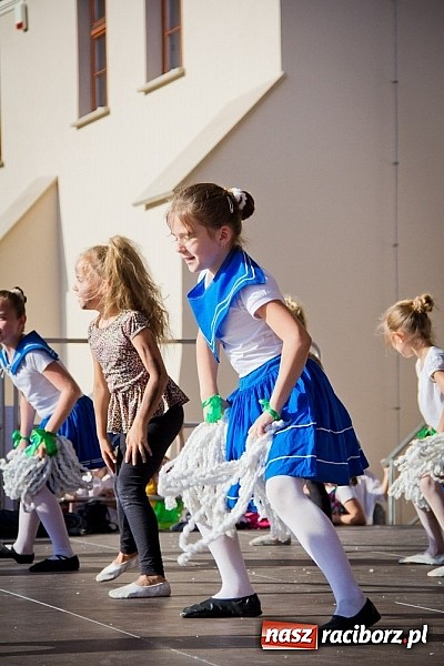 Zdjęcie w galerii na portalu naszraciborz.pl: Wychowankowie MDK na zamkowej scenie wiadomości z regionu