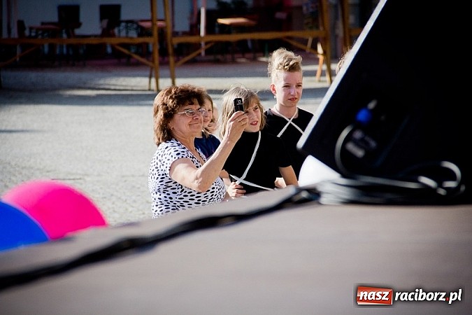 Zdjęcie w galerii na portalu naszraciborz.pl: Wychowankowie MDK na zamkowej scenie wiadomości z regionu