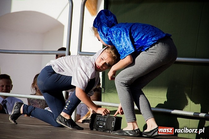 Zdjęcie w galerii na portalu naszraciborz.pl: Wychowankowie MDK na zamkowej scenie wiadomości z regionu