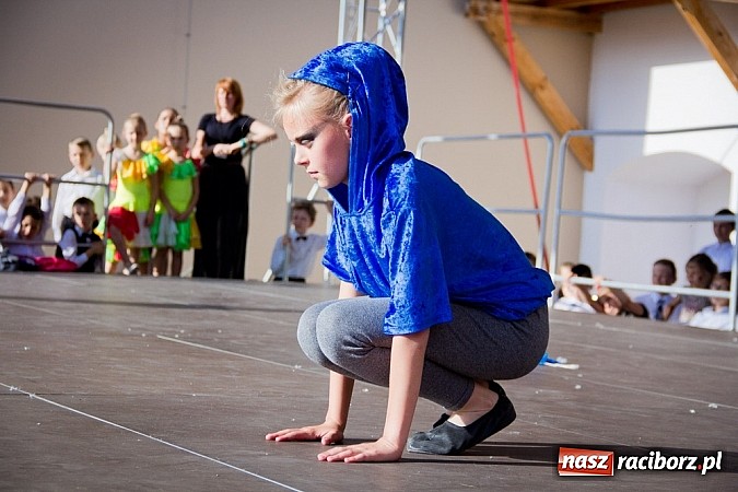 Zdjęcie w galerii na portalu naszraciborz.pl: Wychowankowie MDK na zamkowej scenie wiadomości z regionu