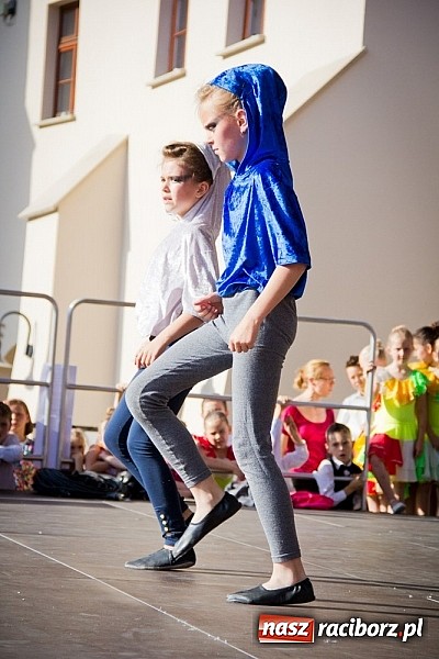 Zdjęcie w galerii na portalu naszraciborz.pl: Wychowankowie MDK na zamkowej scenie wiadomości z regionu