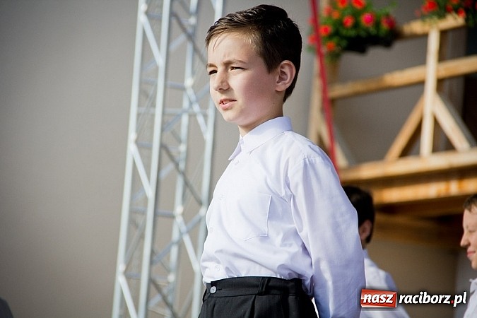 Zdjęcie w galerii na portalu naszraciborz.pl: Wychowankowie MDK na zamkowej scenie wiadomości z regionu