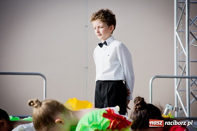 Zdjęcie w galerii na portalu naszraciborz.pl: Wychowankowie MDK na zamkowej scenie wiadomości z regionu