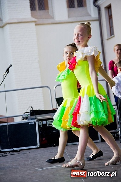 Zdjęcie w galerii na portalu naszraciborz.pl: Wychowankowie MDK na zamkowej scenie wiadomości z regionu