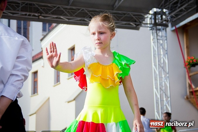 Zdjęcie w galerii na portalu naszraciborz.pl: Wychowankowie MDK na zamkowej scenie wiadomości z regionu