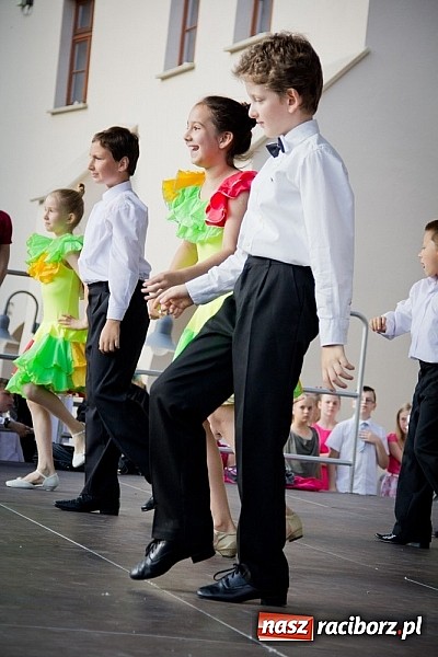 Zdjęcie w galerii na portalu naszraciborz.pl: Wychowankowie MDK na zamkowej scenie wiadomości z regionu