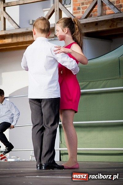 Zdjęcie w galerii na portalu naszraciborz.pl: Wychowankowie MDK na zamkowej scenie wiadomości z regionu