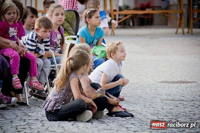 Zdjęcie w galerii na portalu naszraciborz.pl: Wychowankowie MDK na zamkowej scenie wiadomości z regionu
