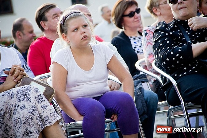 Zdjęcie w galerii na portalu naszraciborz.pl: Wychowankowie MDK na zamkowej scenie wiadomości z regionu