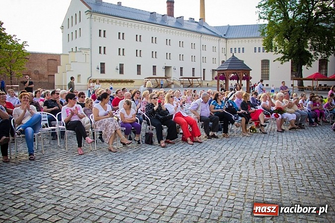 Zdjęcie w galerii na portalu naszraciborz.pl: Wychowankowie MDK na zamkowej scenie wiadomości z regionu