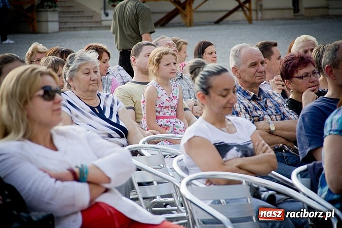 Zdjęcie w galerii na portalu naszraciborz.pl: Wychowankowie MDK na zamkowej scenie wiadomości z regionu